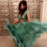 Shibani Dandekar Instagram - When you're wearing @surilyg there's only one thing to do......dance like nobody's watching!! 💚this piece 🙌🏽 Surily you are a ⭐️!stunning earrings by @outhousejewellery thanks @sukh_sohal 😘