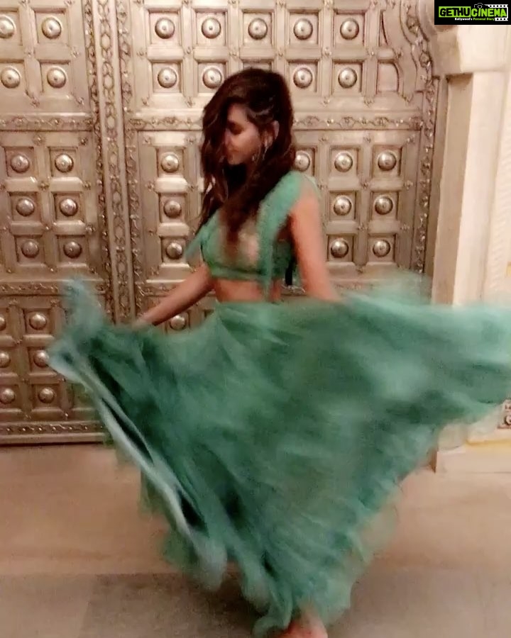 Shibani Dandekar Instagram - When you're wearing @surilyg there's only one thing to do......dance like nobody's watching!! πthis piece ππ½ Surily you are a βοΈ!stunning earrings by @outhousejewellery thanks @sukh_sohal π