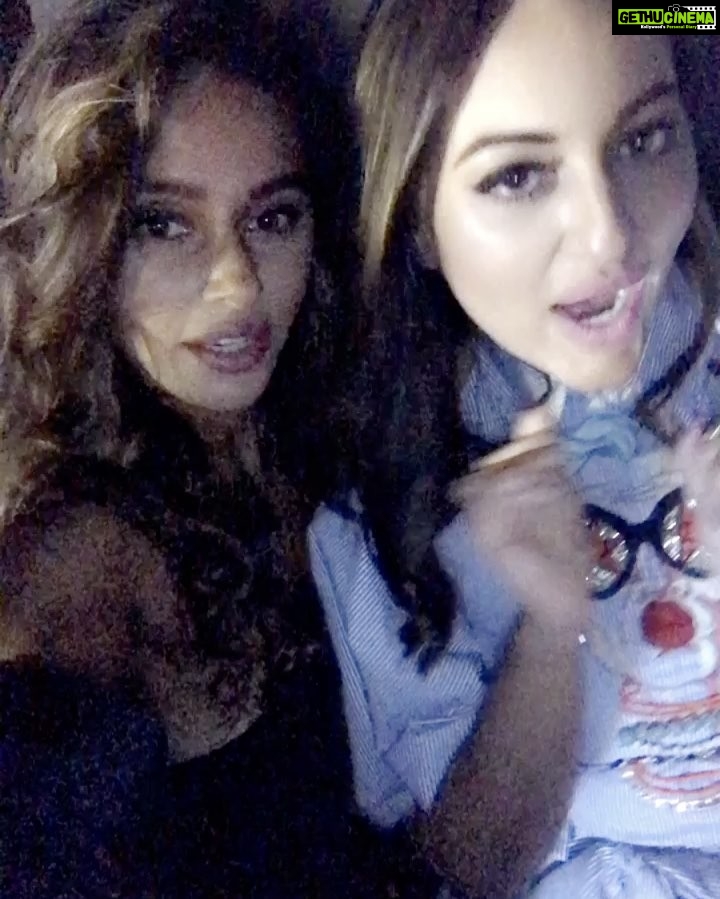 Shibani Dandekar Instagram - @aslisona and I busting out the lyrics to #Gulabi2.0 .... well she is, i'm just watching 😉 have you seen it yet?? what you waiting for??? @noorthefilm april 21st!