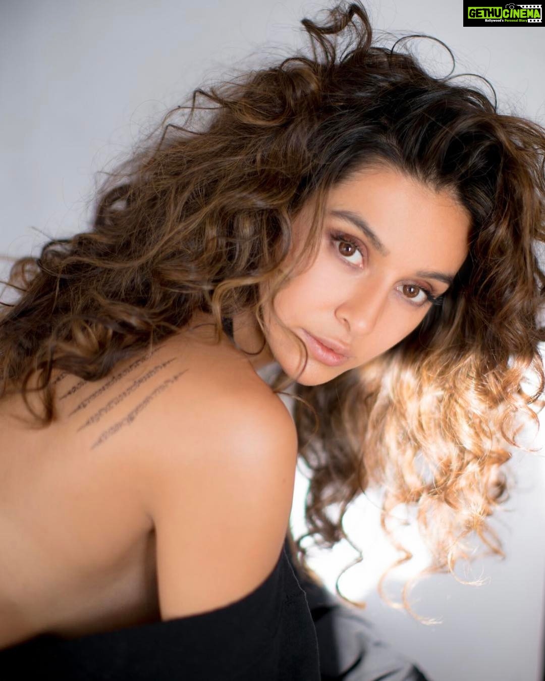 Shibani Dandekar Instagram - @thatbrowngirl shot by @gauravsawn makeup and hair by @inherchair assisted by @azima_toppo #brownisbeautiful ππΎππ½