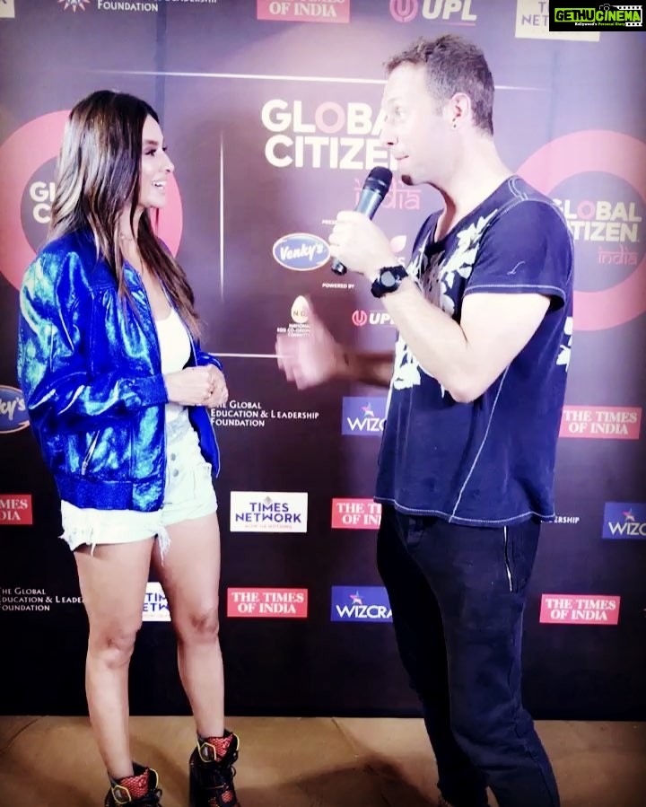 Shibani Dandekar Instagram - Oh nothing just Chris and I talking jackets and raita... as you do! 😉💋#chrismartin #coldplay @glblctznin @coldplay