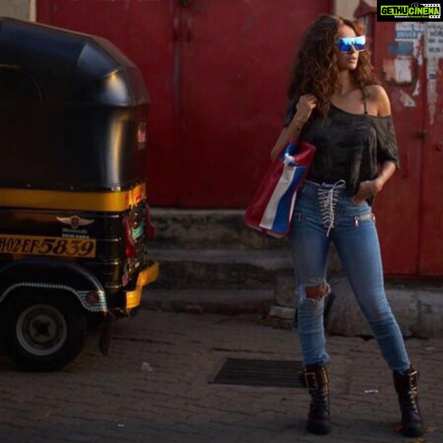 Shibani Dandekar Instagram - A few of my favourite things! Thank you @cricketfashion @thewolfclub for making sure my wardrobe is always topped up with great pieces bag @balenciaga tshirt and jeans @bentaverniti_unravelproject shoes @burberry glasses @irresistorofficial 🔥🙌🏽💋