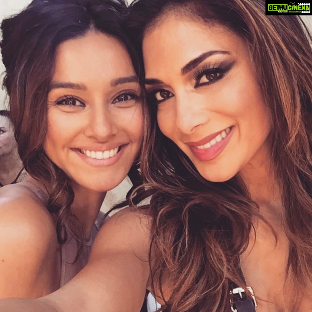 Shibani Dandekar Instagram - throwback to my #PCD moment with this chick @nicolescherzy love her! 👩🏾🎤❤💋