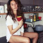 Shibani Dandekar Instagram - @thatbrowngirl OF COURSE SIZE MATTERS!! Nobody wants a small cup of coffee ☕️ thanks for the coming over @shoebmashadi 📷 @azima_toppo 👩🏾‍🎤