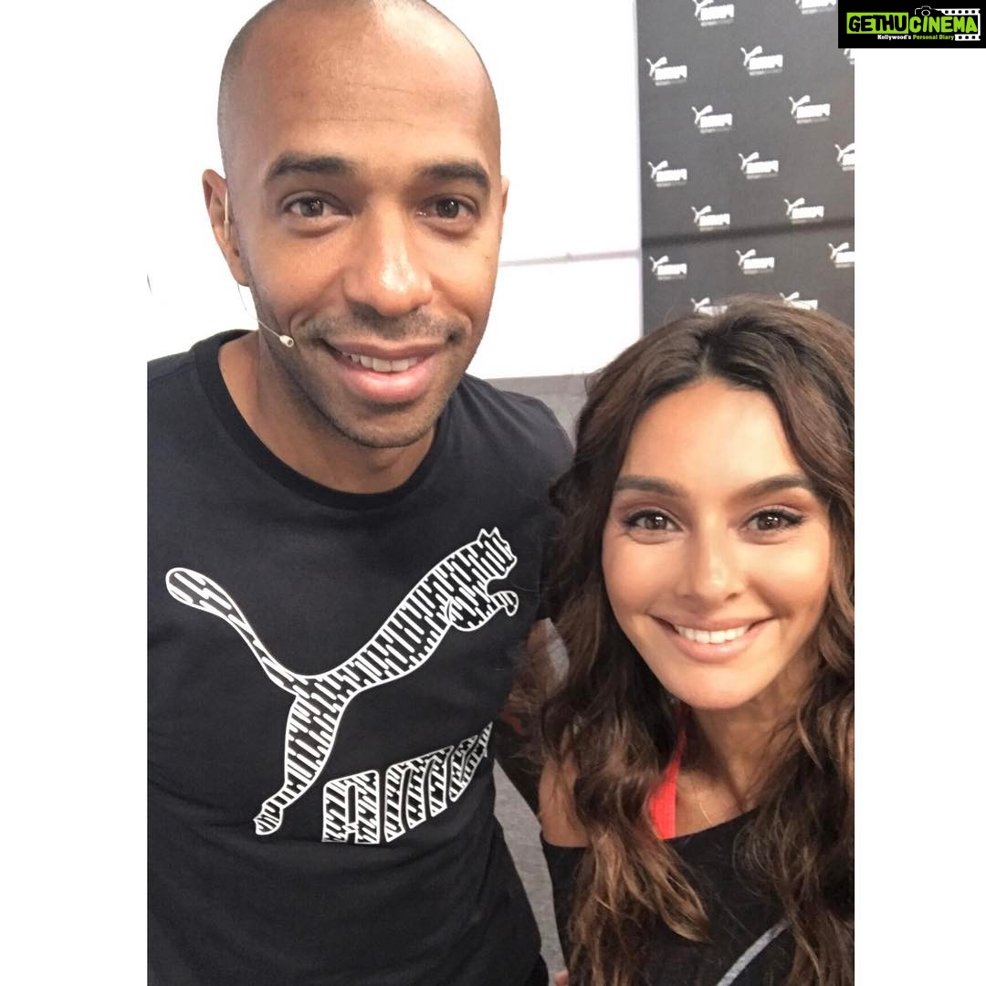 Shibani Dandekar Instagram - Throwback to this day with this guy! @thierryhenry #thierryhenry #puma ⚽️❤