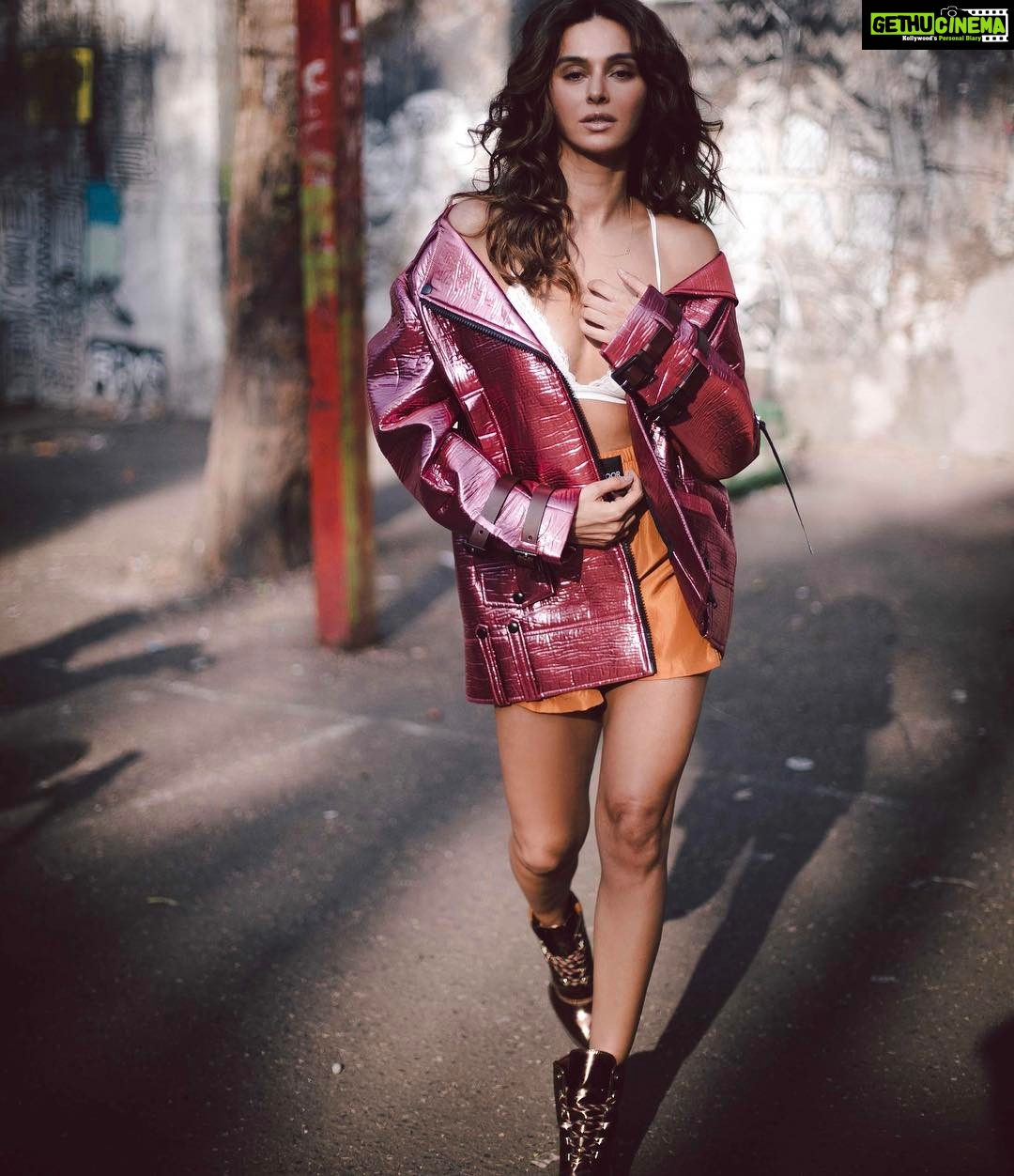 Shibani Dandekar Instagram - strutting through this week in my @dhruvkapoor gear! shot by @gauravsawn styled by @archanawalavalkar hair by @virusreena 👩🏾🎤