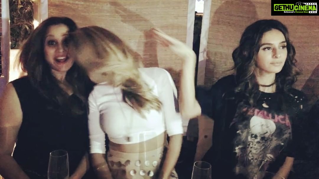 Shibani Dandekar Instagram - happy bday freak show! love you like crazy my little freeni! @vjanusha @apekshadandekar this video says it all 🙌🏽❤️