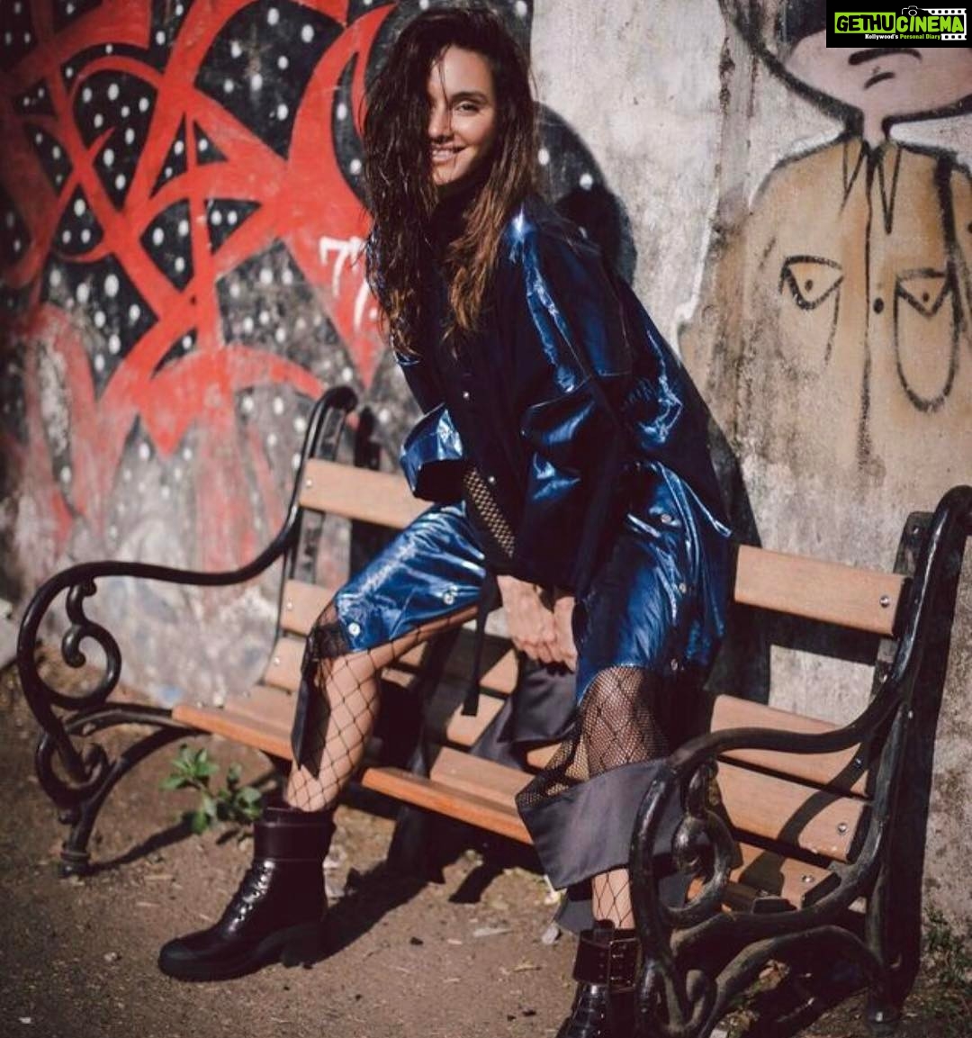 Shibani Dandekar Instagram - happy sunday y'all! jacket @dhruvkapoor boots @burberry photog @gauravsawn styling @archanawalavalkar hair @virusreena 👩🏾🎤🙌🏽