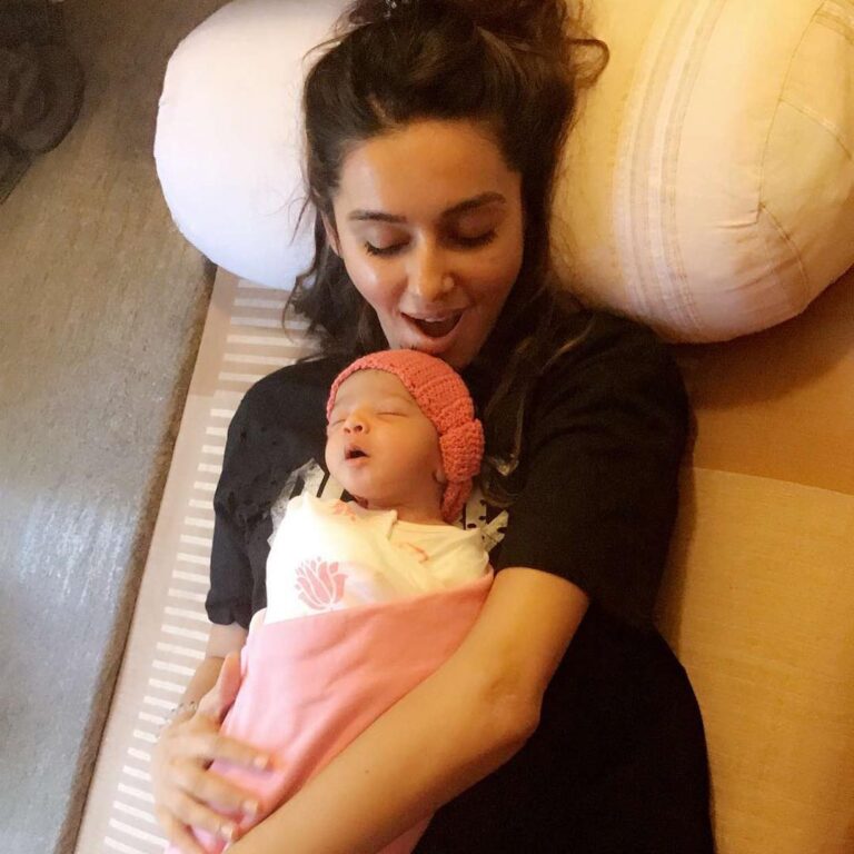 Shibani Dandekar Instagram - In sync from the very beginning! love you so much already baby girl! #suhani #27 welcome to this crazy world! ❤ @nehalikotian you did real good! 🙌🏽