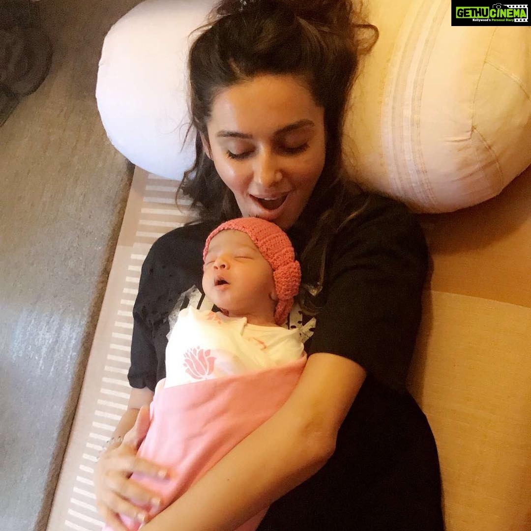 Shibani Dandekar Instagram - In sync from the very beginning! love you so much already baby girl! #suhani #27 welcome to this crazy world! ❤ @nehalikotian you did real good! 🙌🏽