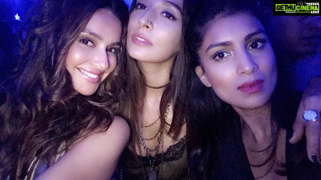Shibani Dandekar Instagram - Xmas eve spent with these ladies! #DMoney @monicadogra #PoPo @pallavisharda 🌲