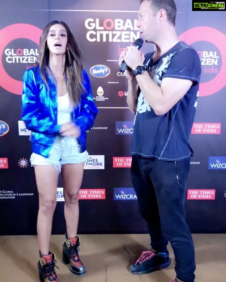 Shibani Dandekar Instagram - that time I had a little 'pregame' chat with #ChrisMartin and he stole my jacket!! ....jacket by @saintlaurentworld in case you was wonderin!!@globalcitizenfestival2016 thanks @wizcraft_india for being so dope and letting me do my thing ✌🏾️