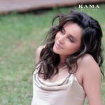 Shibani Dandekar Instagram - Be it outdoor workouts or swim sessions, I don’t fear the sun and that’s because I use Kama Ayurveda’s Nalpamaradi Thailam that helps repair sun damage. It helps with pigmentation, smoothens roughness & even tones skin. #Ad @kamaayurveda #KamaAyurveda #NalpamaradiThailam #Skincare