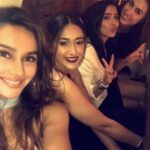 Shibani Dandekar Instagram - @ileana_official put down the donut bread!!! 😂 still dreaming about that amazing thanksgiving dinner by the master @chefkelvincheung such a fun night with @laurengottlieb #pooja ❤️