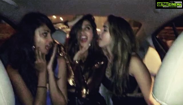 Shibani Dandekar Instagram - #mannequinchallenge with a twist and a lot of vodka! 😉 @laurengottlieb @karishmanaina #HadToSitStillWhenYouAreSmashed