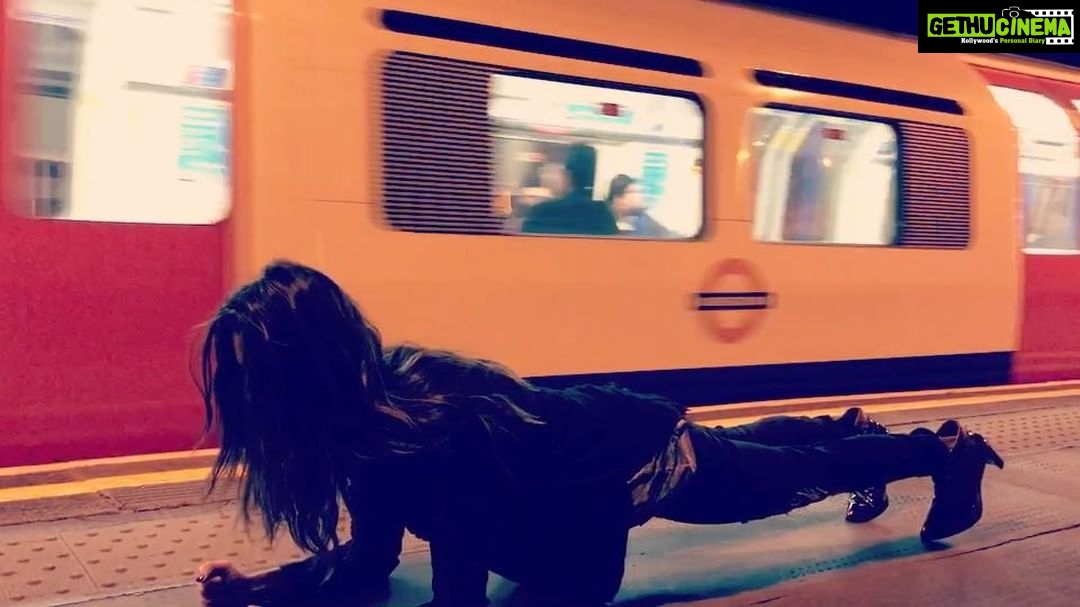 Shibani Dandekar Instagram - come on ladies lets do this! plank anytime anywhere to gear up for this challenge! so proud to be hosting this one! @pumaindia show the world what you’re made of. join me & all women as we set the GUINNESS WORLD RECORD by holding a plank for 60 seconds on 6th Nov at JIO Garden, BKC, Mumbai. gates open at 3 pm Register now at in.puma.com/doyou/register #DoYou #PUMAWomen #LetsDoThis #JoinIn #RegisterNow #TheHealthyBrownGirl