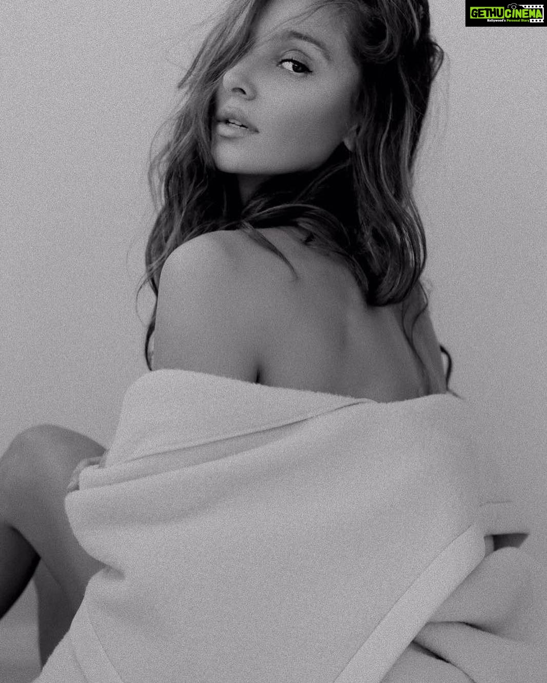 Shibani Dandekar Instagram - brrrr it's cold in London town! thanks @sashajairam jacket by @chloe 🙌🏽