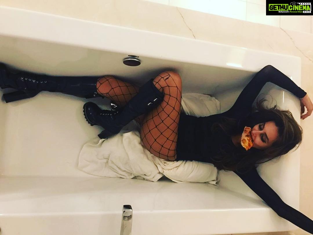 Shibani Dandekar Instagram - it's halloween...do it right! #MessyVegasNights #womandownMANITA