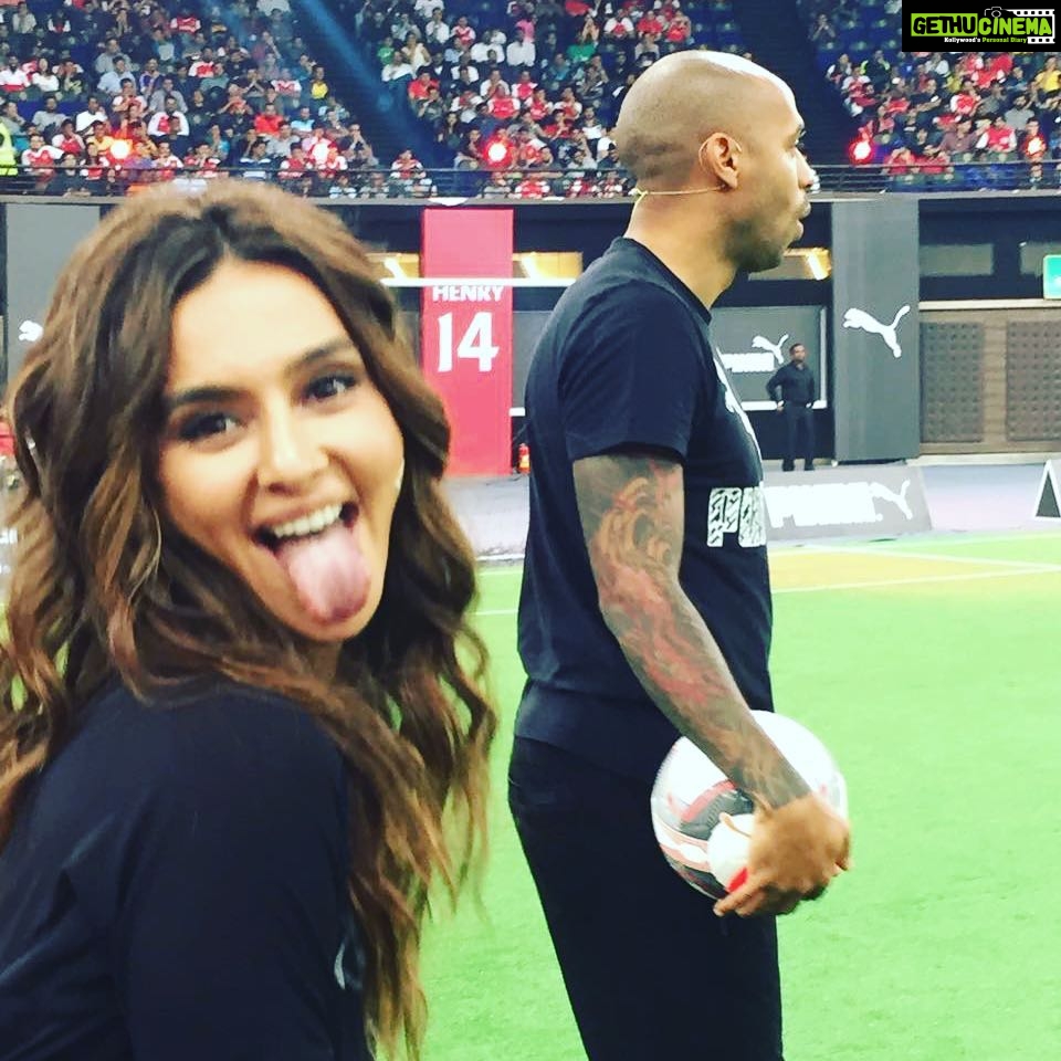 Shibani Dandekar Instagram - when you have the best job ever @thierryhenry and me just hanging out! ballin! thank you @pumaindia #Forever14