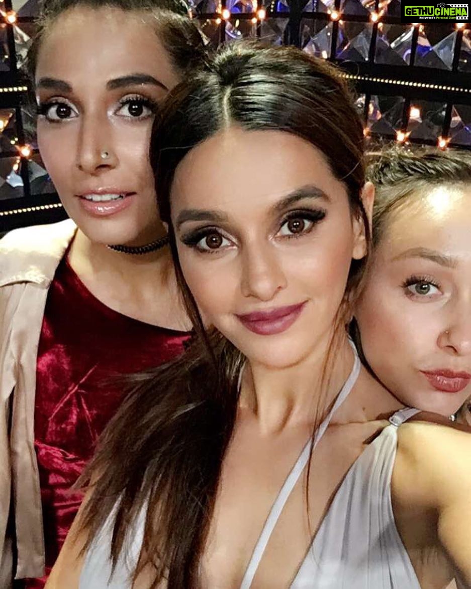 Shibani Dandekar Instagram - my everything @monicadogra @inherchair π§πΎπ§π½π§πΌ #thehealthybrowngirl