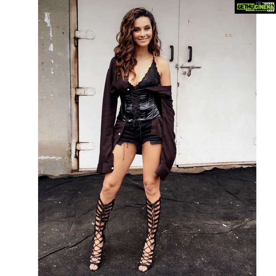 Shibani Dandekar Instagram - one of my favs from the season #TheStage style by @priyankaparkash shirt and bodysuit by @hm corset by @papadontpreachbyshubhika shoes by @kendallandkylie makeup by @inherchair hair by @virusreena @azima_toppo 🙋🏾