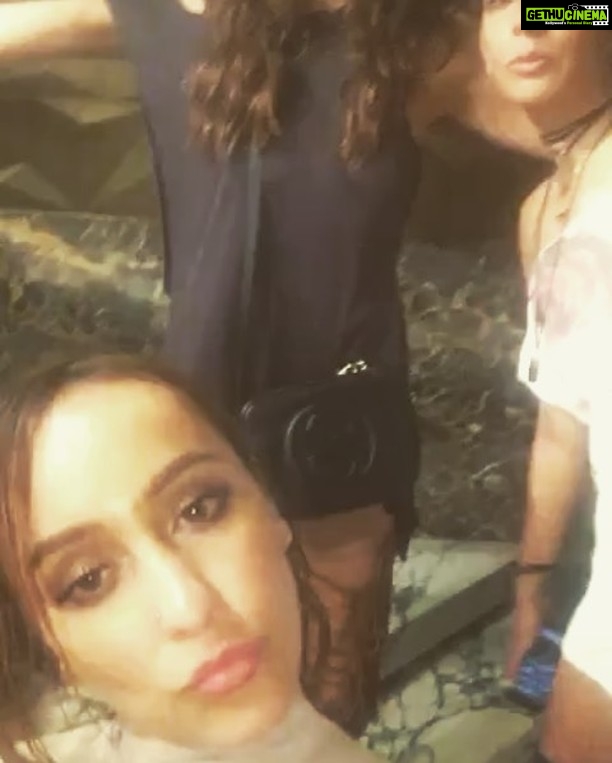 Shibani Dandekar Instagram - What happens when you hit it hard with your squad on a Saturday night 🙌🏽❤️ 🙈@monicadogra @inherchair #Dmoney #CassK