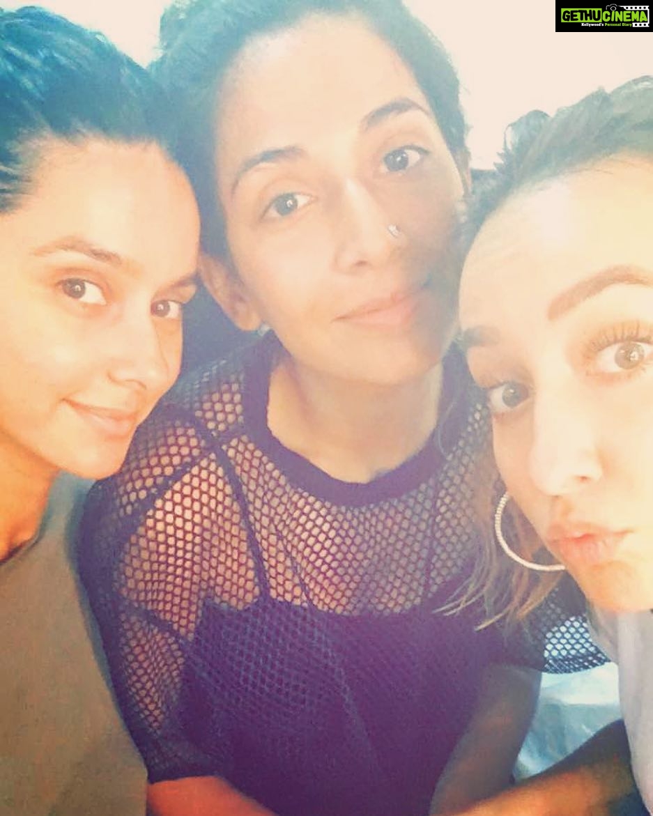 Shibani Dandekar Instagram - when you find love like this ... @inherchair @monicadogra ❤️❤️❤️