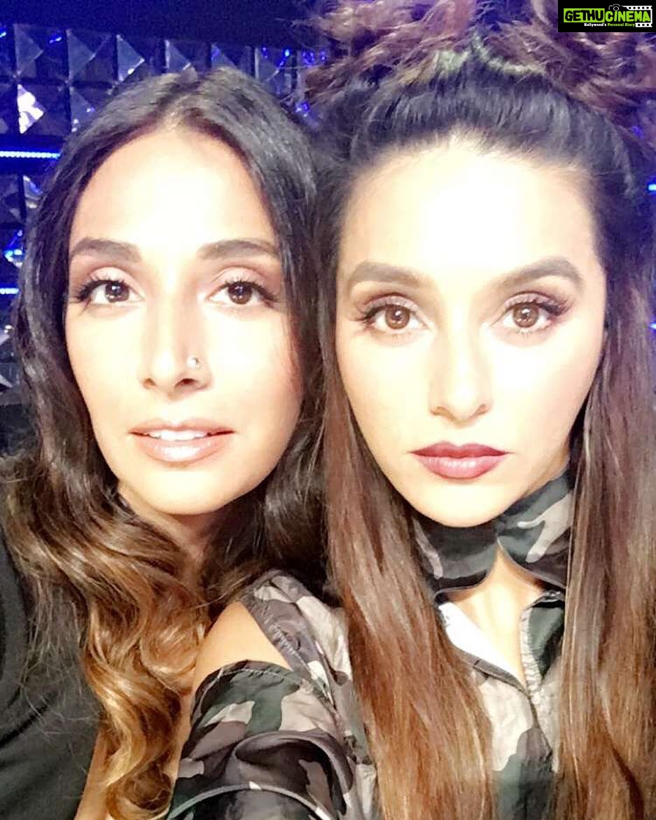 Shibani Dandekar Instagram - catch me and my girl @monicadogra on season 2 of #TheStage starting tomorrow 17th September on @colorsinfinitytv ... the boys are on it too, they just aren't in this picture π @vishaldadlani1 @ehsaan @devsanyal