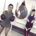 Shibani Dandekar Instagram - these boxing bags have CHANGED THE GAME!!! thank you SO SO MUCH to Jason and the crew at @aquapunchingbag for sending these over to Mumbai! the first ones in India and we loving them at @cindy_jourdain bootcamp!! To all the gyms and training centres in the country...... YOU NEED THESE!! trust me! Now I love boxing even more 💪🏾👊🏽🙌🏽 watch this space for more on this amazing bag!! #BagSwag #TheHealthyBrownGirl