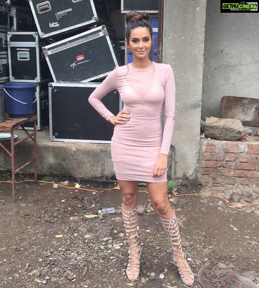 Shibani Dandekar Instagram - love this look by @houseofcb and shoes by @kendallandkylie makeup by @inherchair hair by @virusreena @azima_toppo