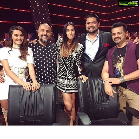 Shibani Dandekar Instagram - check out the new promo for #TheStage season 2 ✌🏾️link in bio! @monicadogra @vishaldadlani1 @devsanyal @ehsaan @colorsinfinitytv