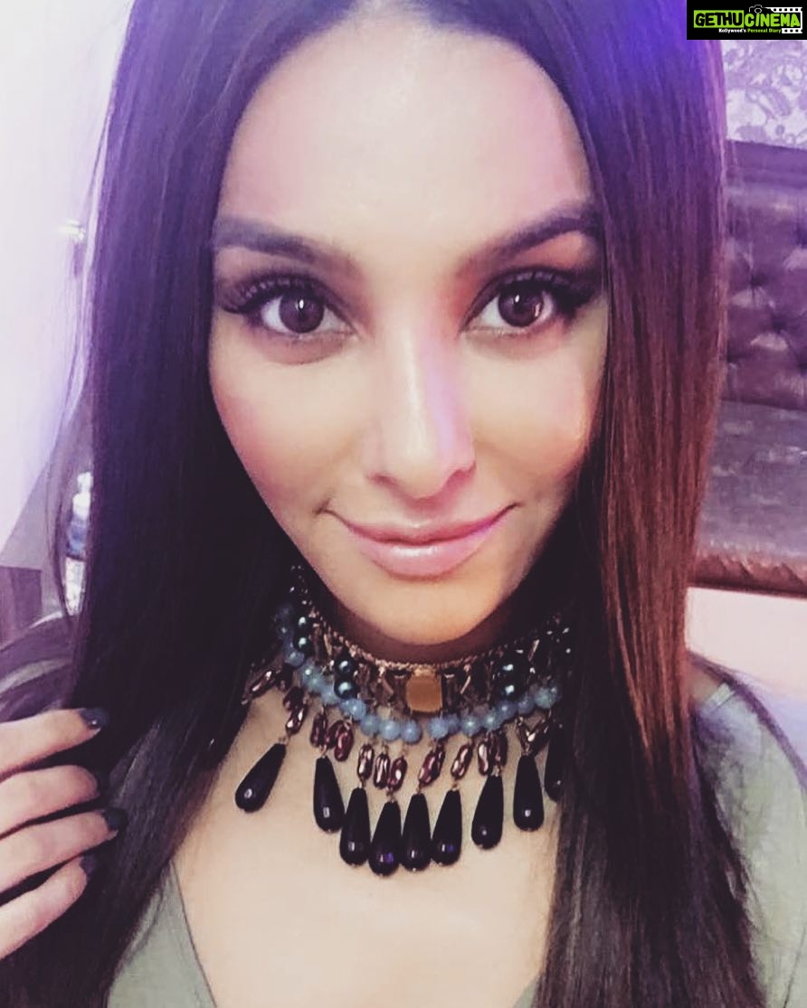Shibani Dandekar Instagram - feelin it! new addition to the family! this @valliyan choker is all I need 🙌🏽