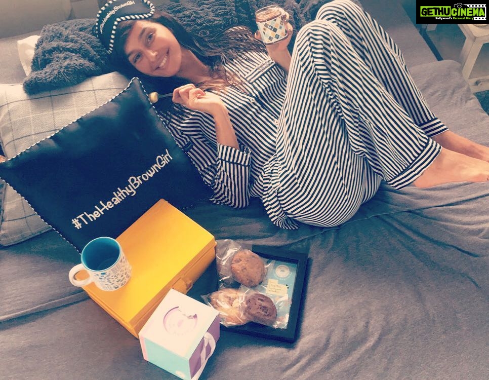 Shibani Dandekar Instagram - when you have comfy custom made pj's by @dreamscoutured and a box of goodies from your favourite cookie store in the world @sweetishhousemafia your weekend is made! #DontCallMeImBusy #thehealthybrowngirl needs a cheat day ππΎ