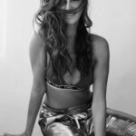 Shibani Dandekar Instagram – #TheHealthyBrownGirl #blackandwhite #friyayvibes π· @sashajairam ππΎ hair by @azima_toppo