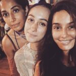 Shibani Dandekar Instagram – Heyyyy Boo! #Dmoney #CassK #sundaze with my squad #IGotCrystalsInMyBra #whatchugot? @monicadogra @inherchair 👧🏽👧🏼👧🏾