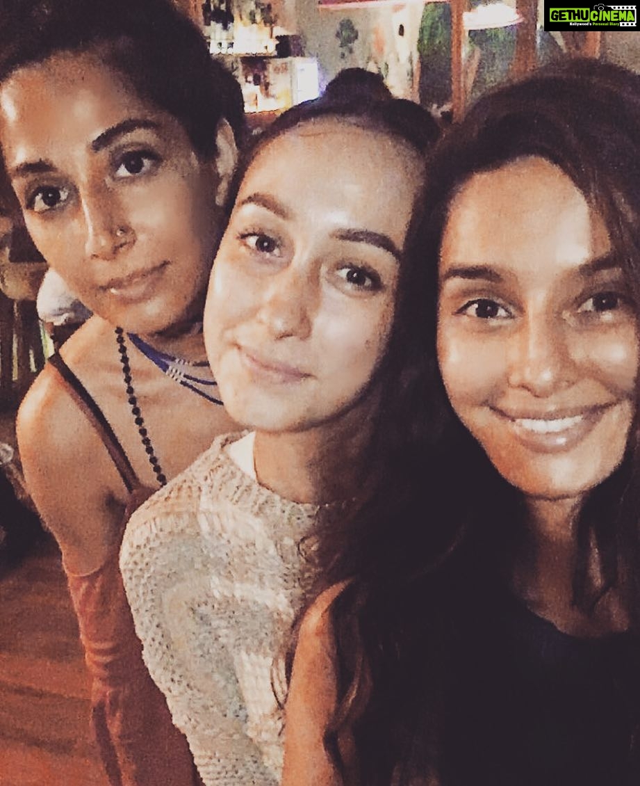 Shibani Dandekar Instagram - Heyyyy Boo! #Dmoney #CassK #sundaze with my squad #IGotCrystalsInMyBra #whatchugot? @monicadogra @inherchair π§π½π§πΌπ§πΎ
