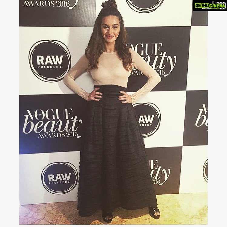 Shibani Dandekar Instagram - Wearing H&M Conscious Exclusive @hm with @azzedinealaiaofficial shoes styled by my lovely @priyankaparkash hair by @azima_toppo for the Vogue Beauty Awards last night! so fun! 💄💋
