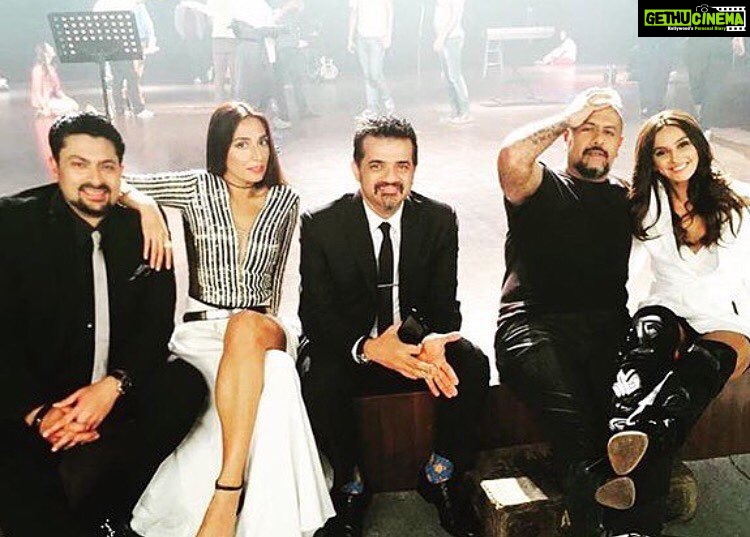 Shibani Dandekar Instagram - what a way to kick of #stageseason ✌🏾️ love this bts picture of the #stagesquad @monicadogra @vishaldadlani1 @ehsaan @devsanyal 🎼✌🏾️#EveryVoiceHasAStory