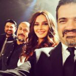 Shibani Dandekar Instagram – that’s a wrap folks! #stageseason ✌🏾️ coming at ya real soon with @monicadogra @devsanyal @vishaldadlani1 @ehsaan #stagesquad