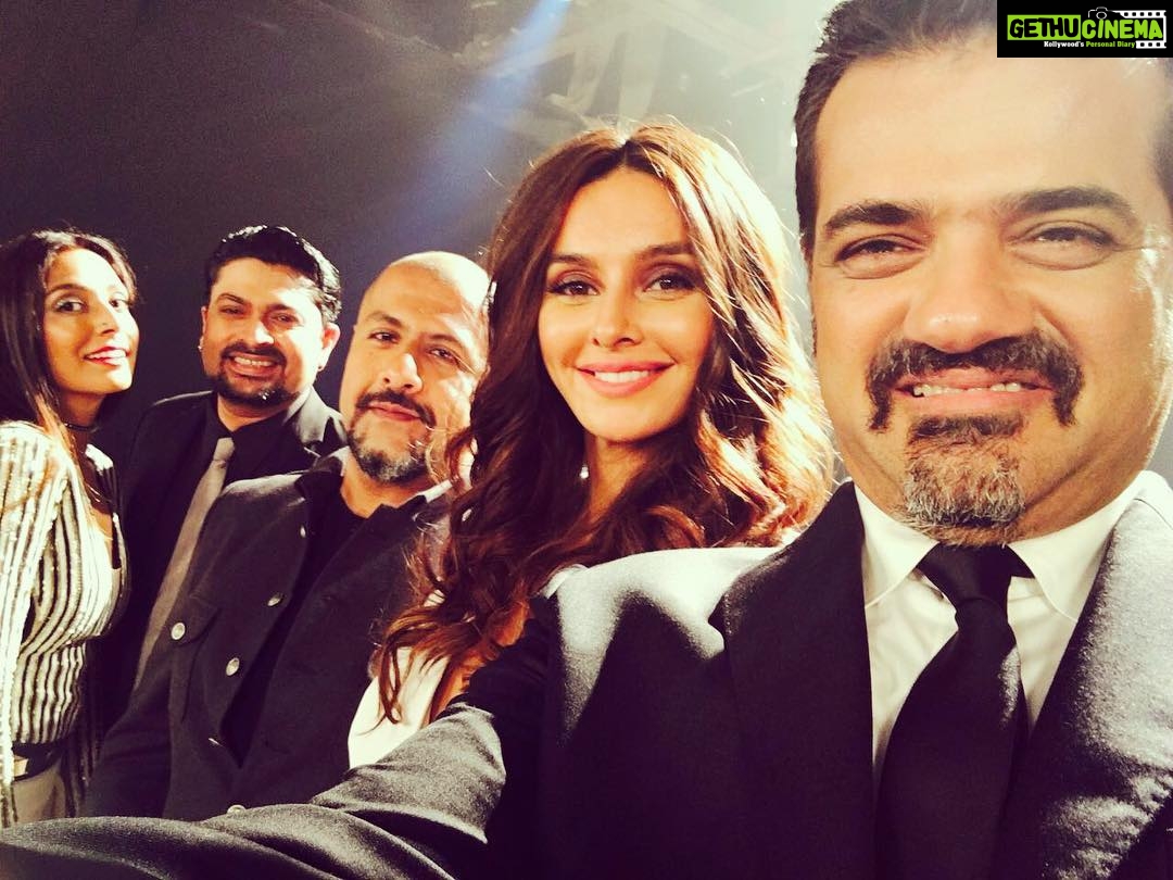 Shibani Dandekar Instagram - that's a wrap folks! #stageseason ✌🏾️ coming at ya real soon with @monicadogra @devsanyal @vishaldadlani1 @ehsaan #stagesquad