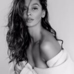 Shibani Dandekar Instagram - big week coming up! let's kick things off with @sashajairam #mondaymood #blackandwhite #thehealthybrowngirl #brownisbeautiful 🙋🏾📷