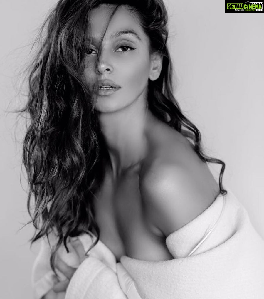 Shibani Dandekar Instagram - big week coming up! let's kick things off with @sashajairam #mondaymood #blackandwhite #thehealthybrowngirl #brownisbeautiful ππΎπ·