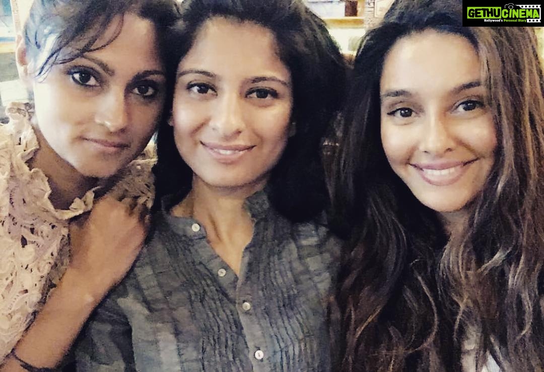 Shibani Dandekar Instagram - kicking it with my mains in 🇬🇧 #besties @karishmanaina @monsondhi ❤️❤️