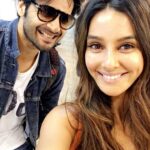 Shibani Dandekar Instagram – bumped into this guy on the plane and a few hours later I bump into him in the city! you stalking me ?@alifazal9 😜 #londonlife 🇬🇧🙋🏾