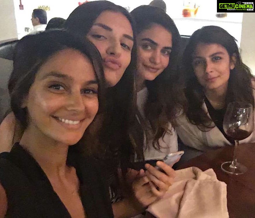 Shibani Dandekar Instagram - #bums #nofilter
