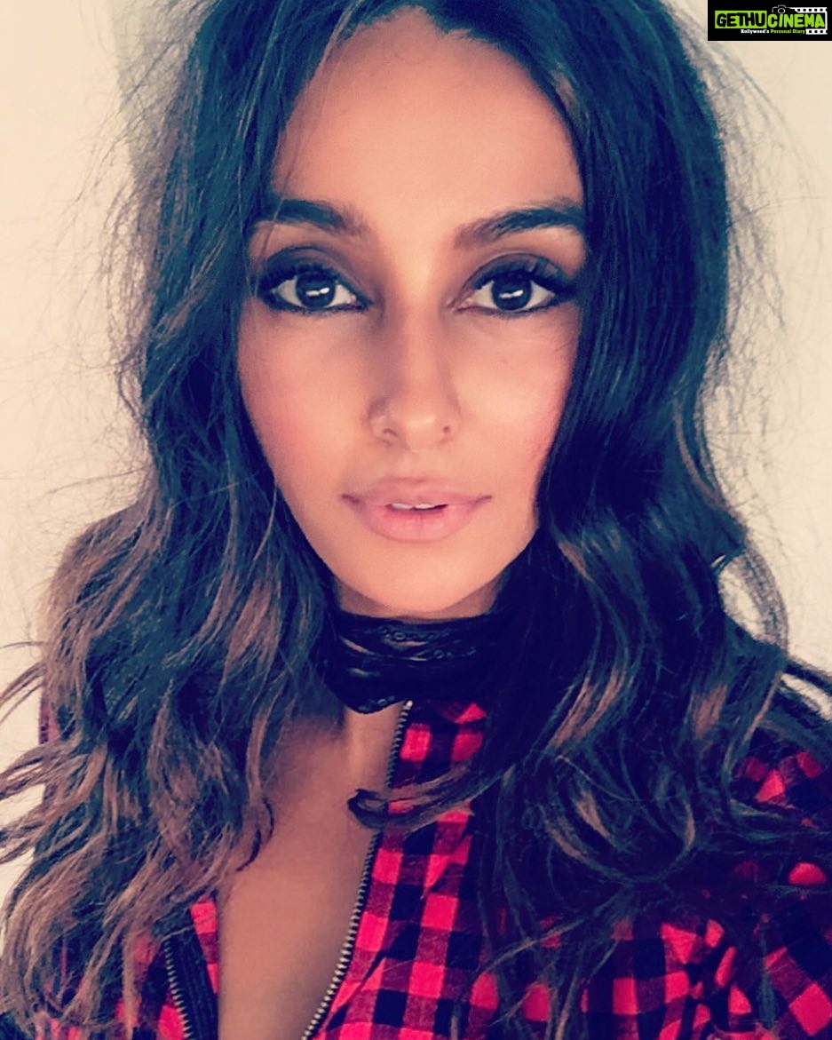 Shibani Dandekar Instagram - BTS shoot day! ✌🏾️#messyhairdontcare