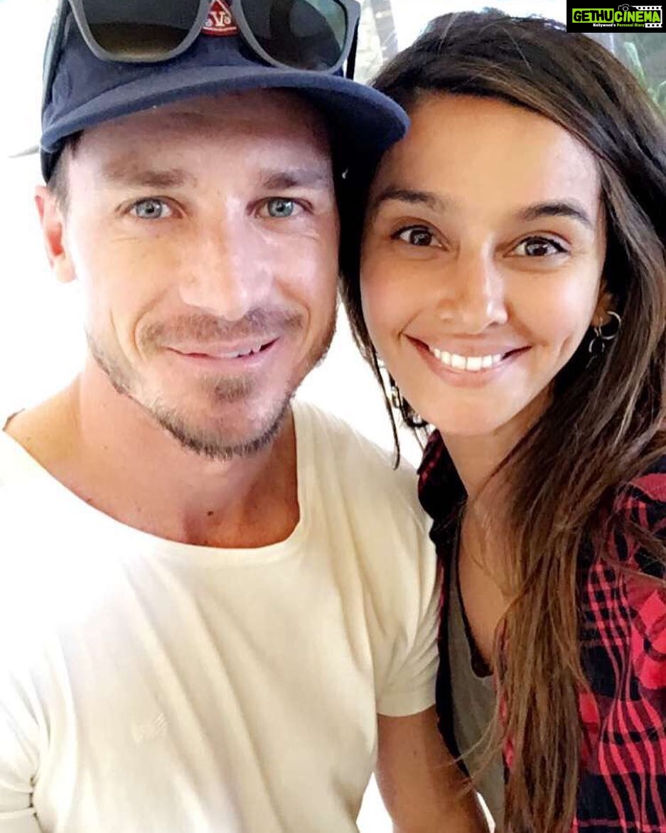 Shibani Dandekar Instagram - When you bump into one of your favs! love this guy! Thrilling to watch him from the boundary line! True lion 😉 great seeing you @dalesteyn smash it up tonight! 🏏❤️ see you in the bay!