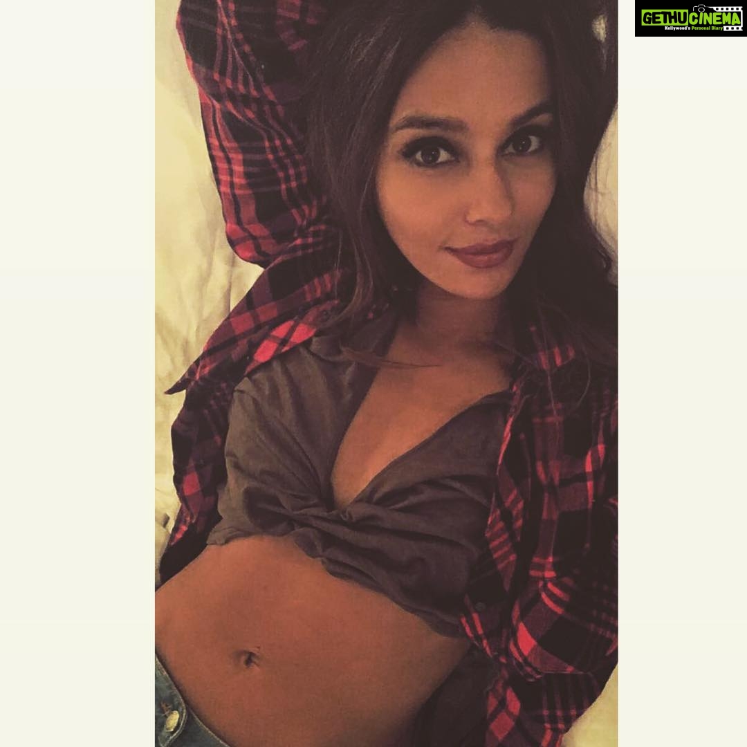 Shibani Dandekar Instagram - film wrap! yay!
