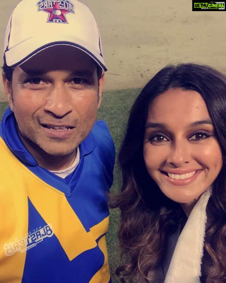 Shibani Dandekar Instagram - happy birthday to this amazing man! not just a legend but an incredible human being! on or off the field he is just true class! looking forward to season 2 #CricketAllStars #SachinTendulkar π βπΎοΈβ€οΈ @sachintendulkar #WeBeMarathi π