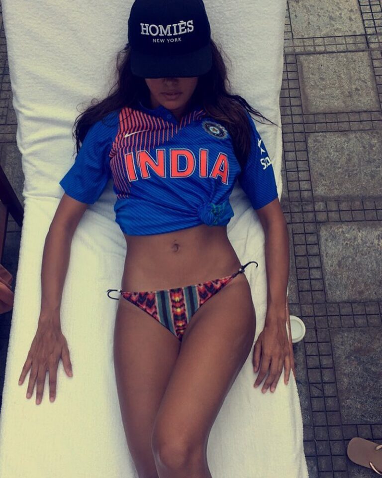 Shibani Dandekar Instagram - yikes 🙈 Aus vs India!!! who will this Indian girl that grew up in Australia cheer for??!!💔 so torn! bitter sweet situation but today I #bleedblue #teamindia #T20worldcup2016 #IStillCallAustraliaHome 🇮🇳🏏🇦🇺 GAME ON! #cricketfever 🙋🏽 #teamaustralia #NikeIndia #chasegreatness #Thehealthybrowngirl